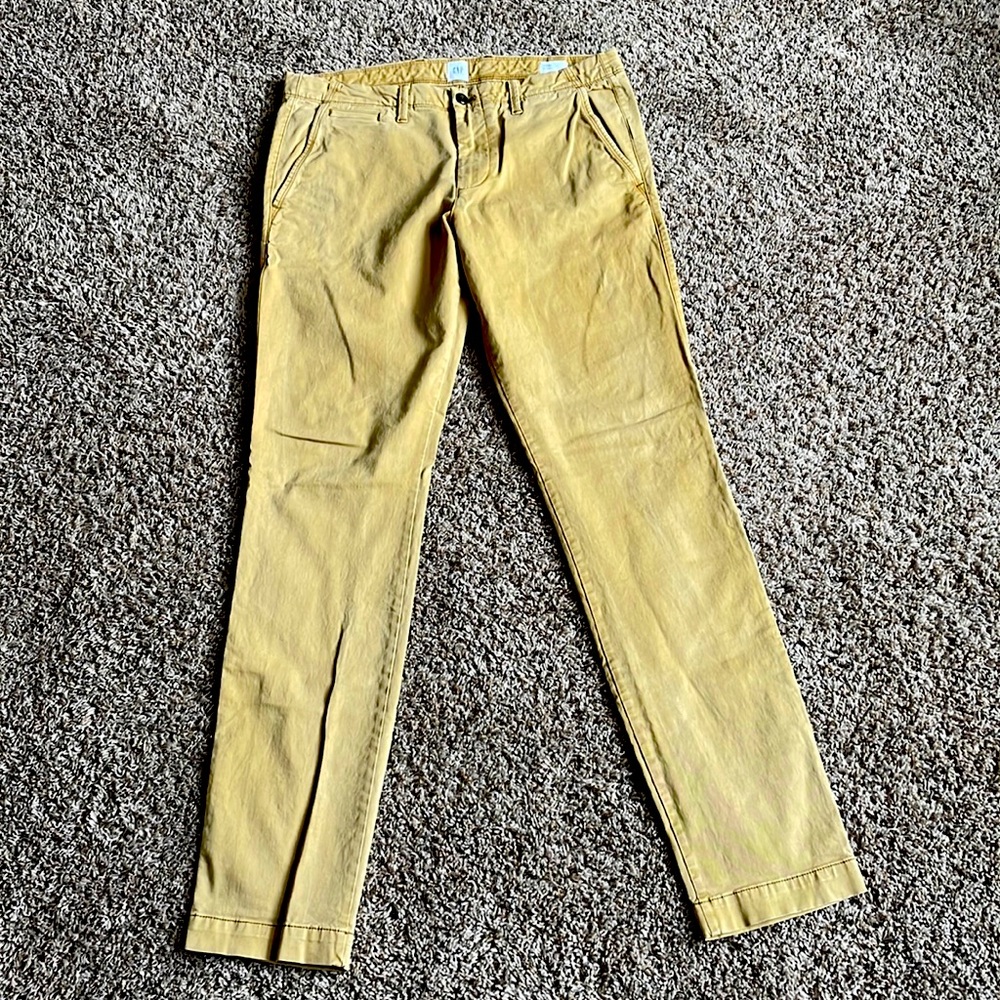 Like new Gap flat front khaki pants size 33x34 skinny